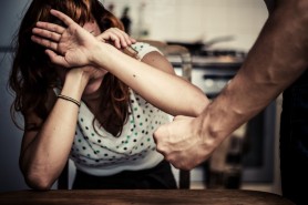 Un bărbat a încercat să-și omoare soția. Motivul este halucinant
