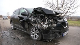 Și-a făcut Renault-ul zob după ce s-ar fi ferit de o groapă. Un primar de la Căușeni a nimerit în accident