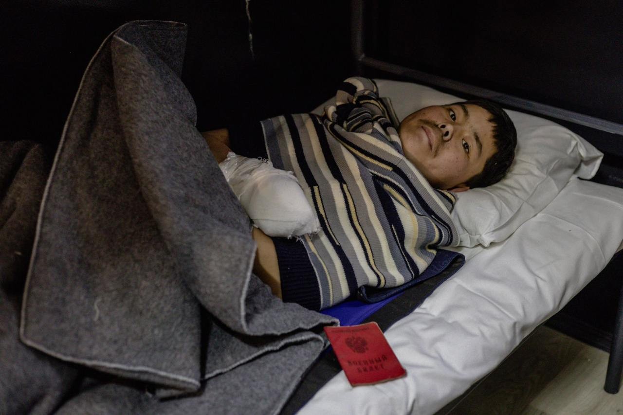 FOTO // Ucraina a capturat doi soldați nord-coreeni și i-a dus la Kiev. „Nu a fost o sarcină ușoară. Își elimină răniții”
