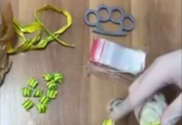 Droguri și muniții depistate în cadrul unor percheziții la Bălți. Două persoane au fost reținute