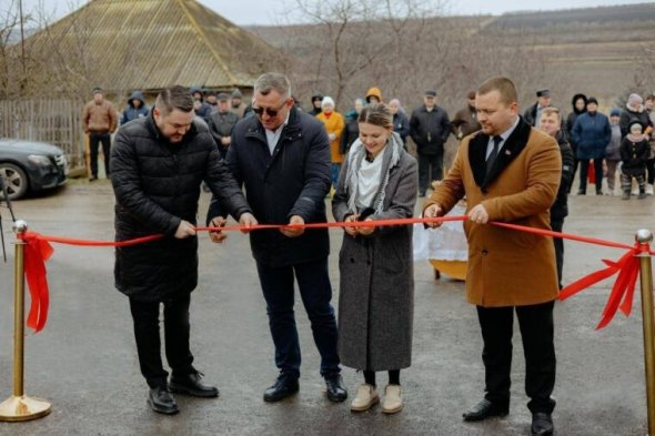 FOTO // Vești bune pentru locuitorii din Crihana. Un drum important a fost complet renovat