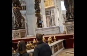 Incident la Vatican: Un român s-a urcat pe altarul din bazilica Sfântul Petru şi a deteriorat şase candelabre valoroase