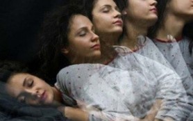 Ce înseamnă dacă visezi o persoană care a murit? Află ce îți transmite