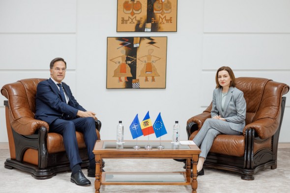Maia Sandu a discutat cu Secretarul General al NATO, Mark Rutte, aflat în tranzit la Chișinău