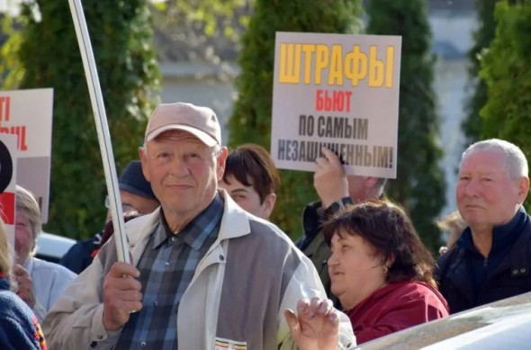 FOTO // Sute de oameni au protestat la Orhei împotriva amenzilor date de Poliție