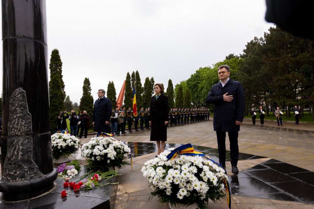 Pe 9 mai, conducerea țării va depune flori în memoria eroilor căzuți: „Să prețuim pacea pentru care s-au jertfit”