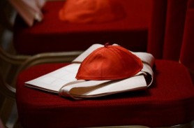 Cine va purta mantia albă? Secretele conclavului care va decide viitorul Papă