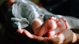 Nașteri tot mai rare în Moldova: Femeile devin mame mai târziu, iar natalitatea scade