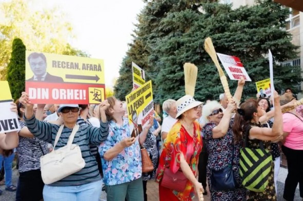 FOTO // Vizită cu scandal: Prim-ministrul Recean, alungat de protestatari, la Orhei