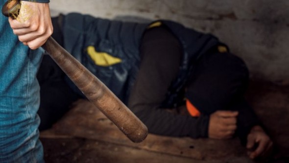 Reglare de conturi în stilul anilor ’90: Doi bărbați au răpit, bătut și amenințat o persoană pe malul unui lac