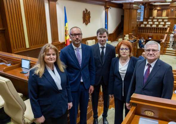 Noii judecători ai Curții Constituționale au depus jurământul în fața conducerii statului