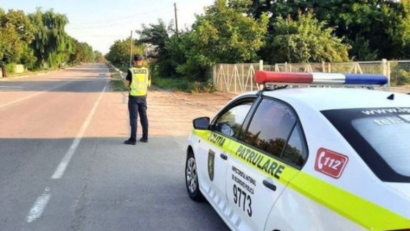 Un bărbat a lovit intenționat cu un BMW doi polițiști, după ce a încercat să vândă „sare”. Ce pedeapsă a primit