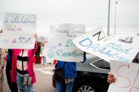 FOTO // Susținătorii lui Vlad Plahotniuc au protestat la Aeroport: acuză PAS de dosar politic și justiție capturată