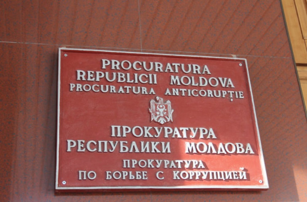 Dosarul „Frauda Bancară”: aproape 11 ani de cercetări, 140 de procurori și ofițeri. Pe de altă parte, persoana judecată are la dispoziție un termen scurt și resurse limitate