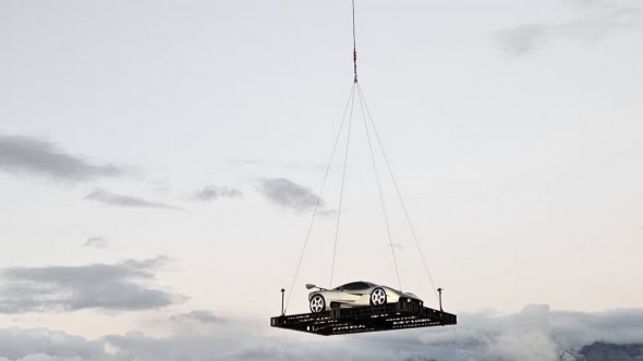 Record mondial în lumea auto: Cu cât a fost vândută cea mai scumpă maşină din lume. A fost adusă cu elicopterul