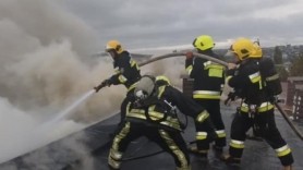 Incendiu matinal pe acoperișul unui bloc cu 15 etaje din Chișinău: intervenție de amploare a pompierilor