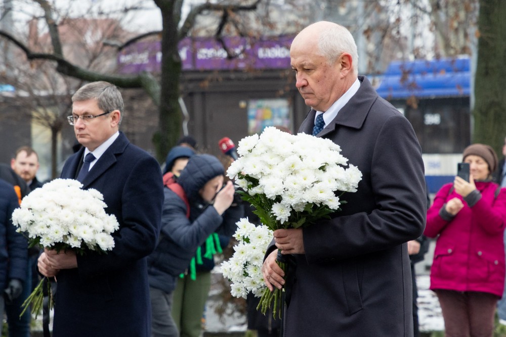Alexandru Munteanu: „Astăzi ne plecăm capul în fața victimelor Holocaustului, dar, în același timp, ridicăm vocea pentru viitor”