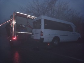Incendiu la Ulmu: patru autospeciale ale pompierilor, blocate de ghețuș. Un microbuz cu pasageri s-a izbit de o mașină IGSU