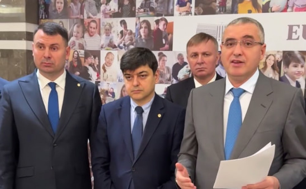 Renato Usatîi anunță înaintarea moțiunii simple împotriva politicilor în domeniul energetic, depusă de către Partidul Nostru, Blocul „Alternativa” și Partidul Democrația Acasă