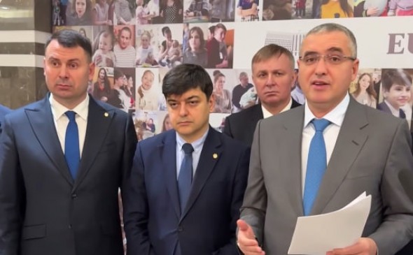 Renato Usatîi anunță înaintarea moțiunii simple împotriva politicilor în domeniul energetic, depusă de către Partidul Nostru, Blocul „Alternativa” și Partidul Democrația Acasă