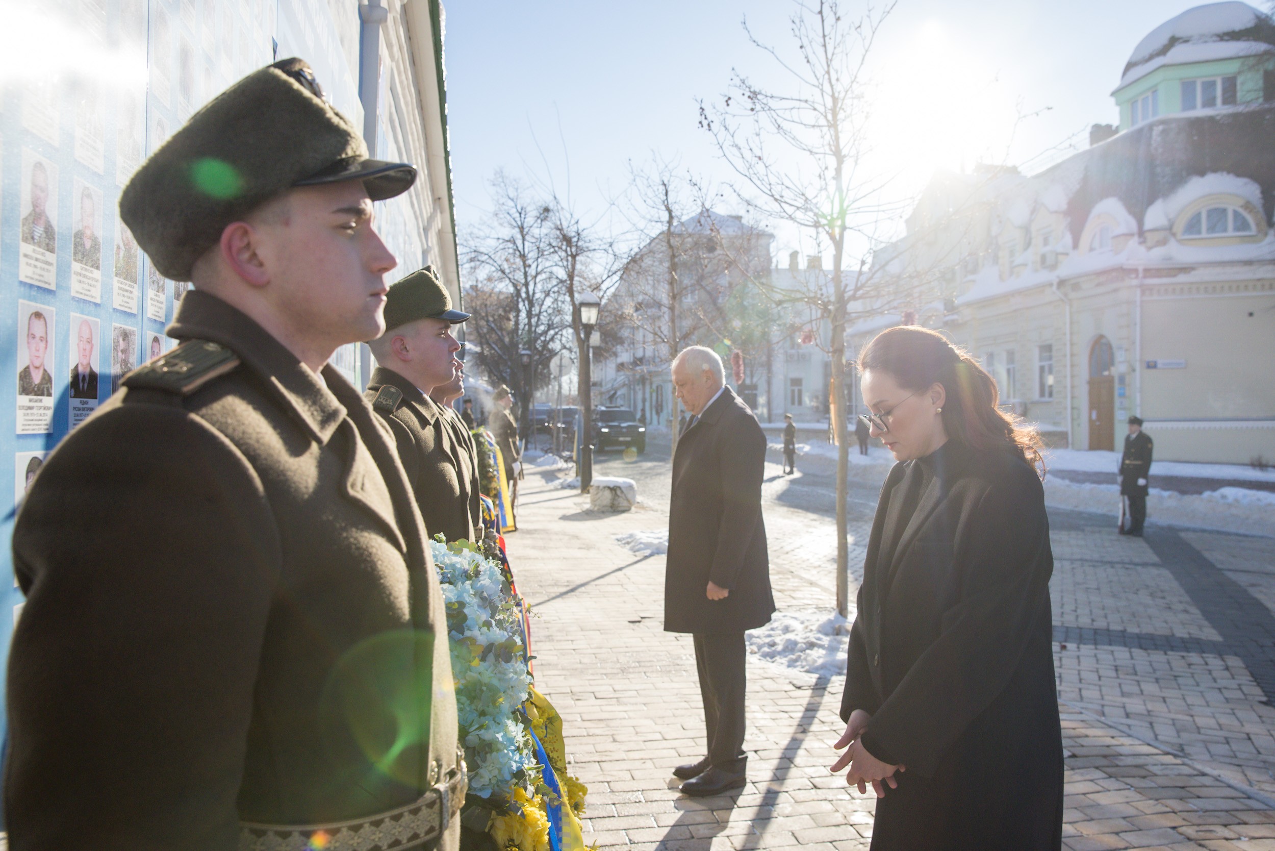Alexandru Munteanu a depus flori la Zidul Memoriei Apărătorilor Căzuți ai Ucrainei: „Sacrificiul lor ne reamintește cât de prețioase sunt viața umană, pacea și libertatea”