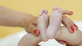 Fălești: O mamă și-a lovit copilul de 3 ani cu mătura peste față, după care acesta s-ar fi lovit cu capul de perete
