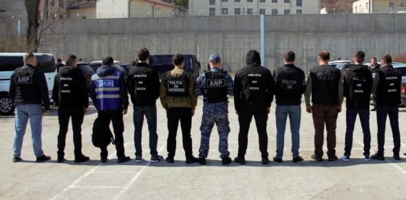 Rețea criminală coordonată din penitenciar, destructurată de ofițerii INI. Au fost ridicate telefoane, cartele, droguri și ciorne