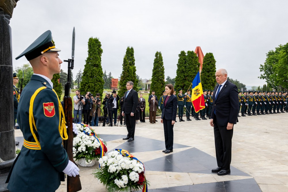 Maia Sandu, Igor Grosu și Alexandru Munteanu au depus flori la Complexul memorial „Eternitate”