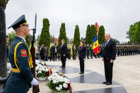Maia Sandu, Igor Grosu și Alexandru Munteanu au depus flori la Complexul memorial „Eternitate”