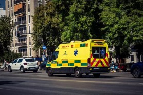 O fetiță de 2 ani a murit, după ce a fost uitată de tatăl său în mașină ore întregi