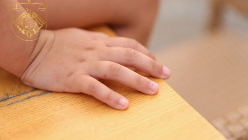 A abuzat sexual fiica concubinei în vârstă de doar 5 ani, iar femeia tolera acțiunile ilegale ale făptuitorului