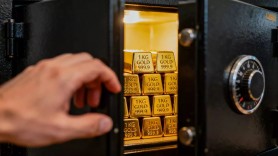 Averea uriașă găsită în casa unui spion CIA: Sute de lingouri de aur, milioane de dolari cash şi ceasuri