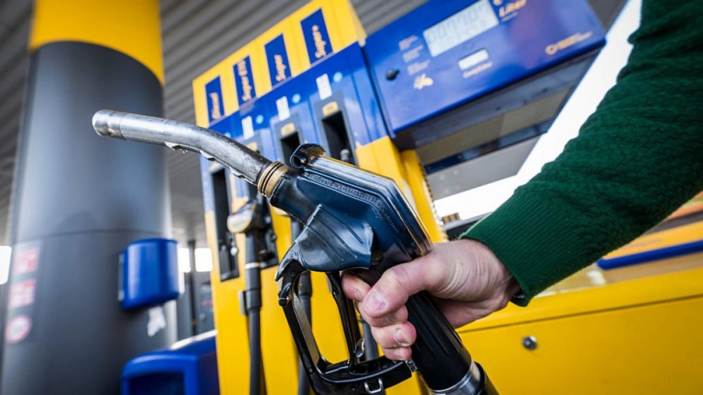 Carburanții continuă să se ieftinească: Cât vor vor costa benzina și motorina în weekend