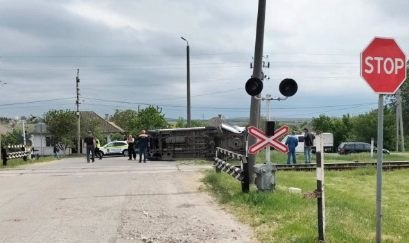 Accident feroviar la Cimișlia: mașină cu trei minori, spulberată după ce a pătruns în fața trenului