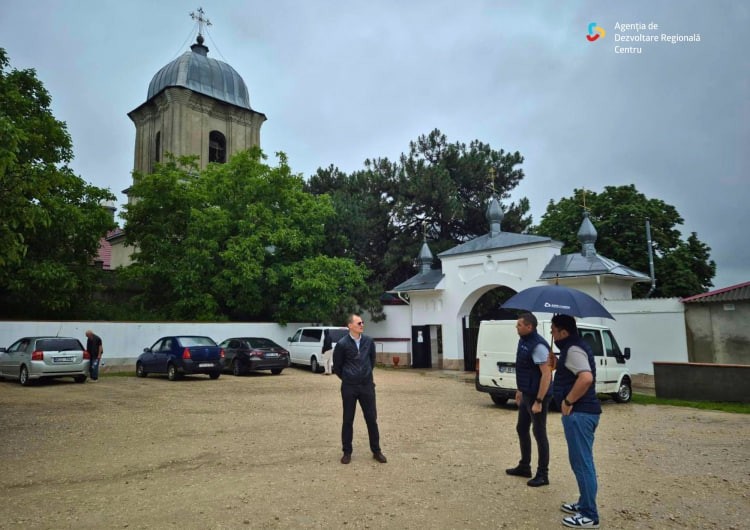 FOTO // Drumul de acces către Mănăstirea „Sf. Ierarh Nicolae" din Dobrușa va fi modernizat
