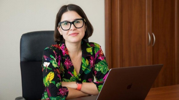 Verișoara Maiei Sandu cu salarii imense: 6.000€ la Moldatsa, plus 4.000€ la Cancelaria de Stat