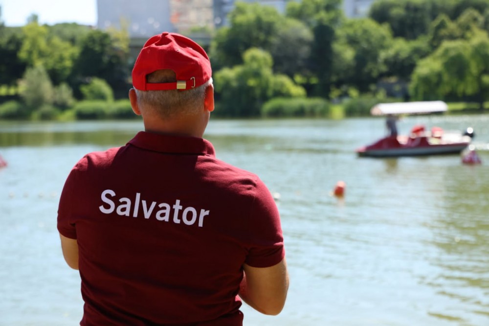 La un pas de tragedie: un adolescent, salvat de la înec în lacul din „Valea Trandafirilor”