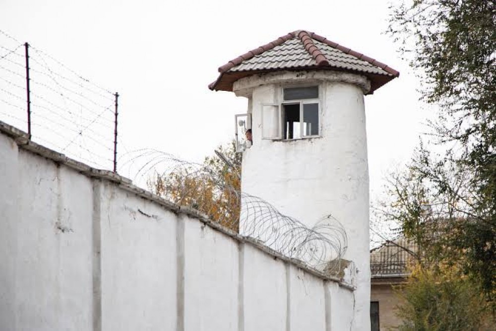 FLASH // Un bărbat ar fi cerut 20.000 de euro pentru a „cumpăra" eliberarea unui condamnat pentru viol