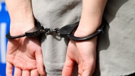 A amenințat o vânzătoare cu un cuțit și a agresat-o pentru trei ciocolate. Un bărbat, condamnat la ani grei de închisoare