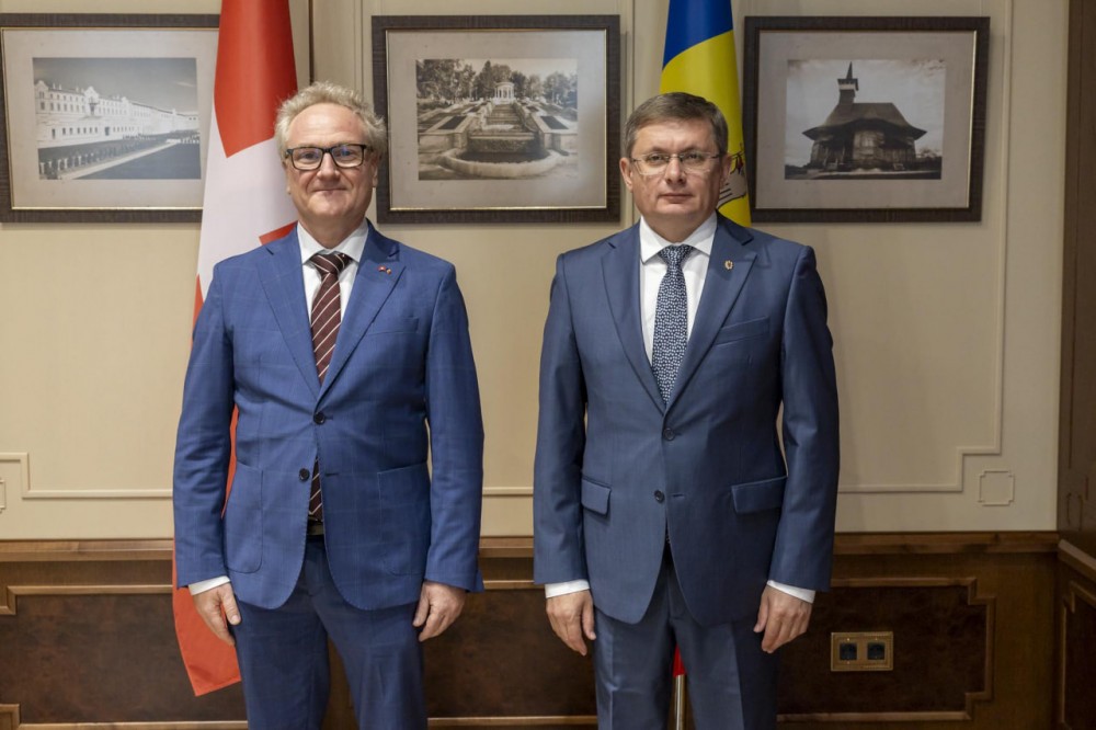 Igor Grosu i-a conferit lui Guido Beltrani „Medalia Democrației” pentru contribuția la cooperarea moldo-elvețiană