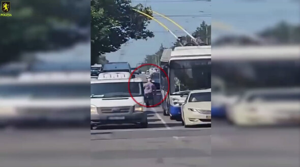 Copii folosiți drept „momeală" în trafic: șase persoane depistate la Botanica, cerșind printre mașini