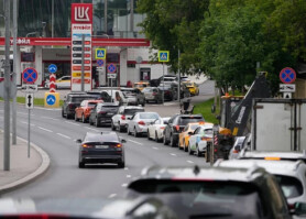 Rușii au început să moară în timp ce stau în rând după benzină