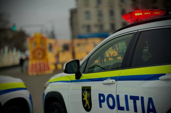 Un tânăr de 27 de ani, condamnat la închisoare după ce a răpit un automobil și a avariat două autospeciale de poliție