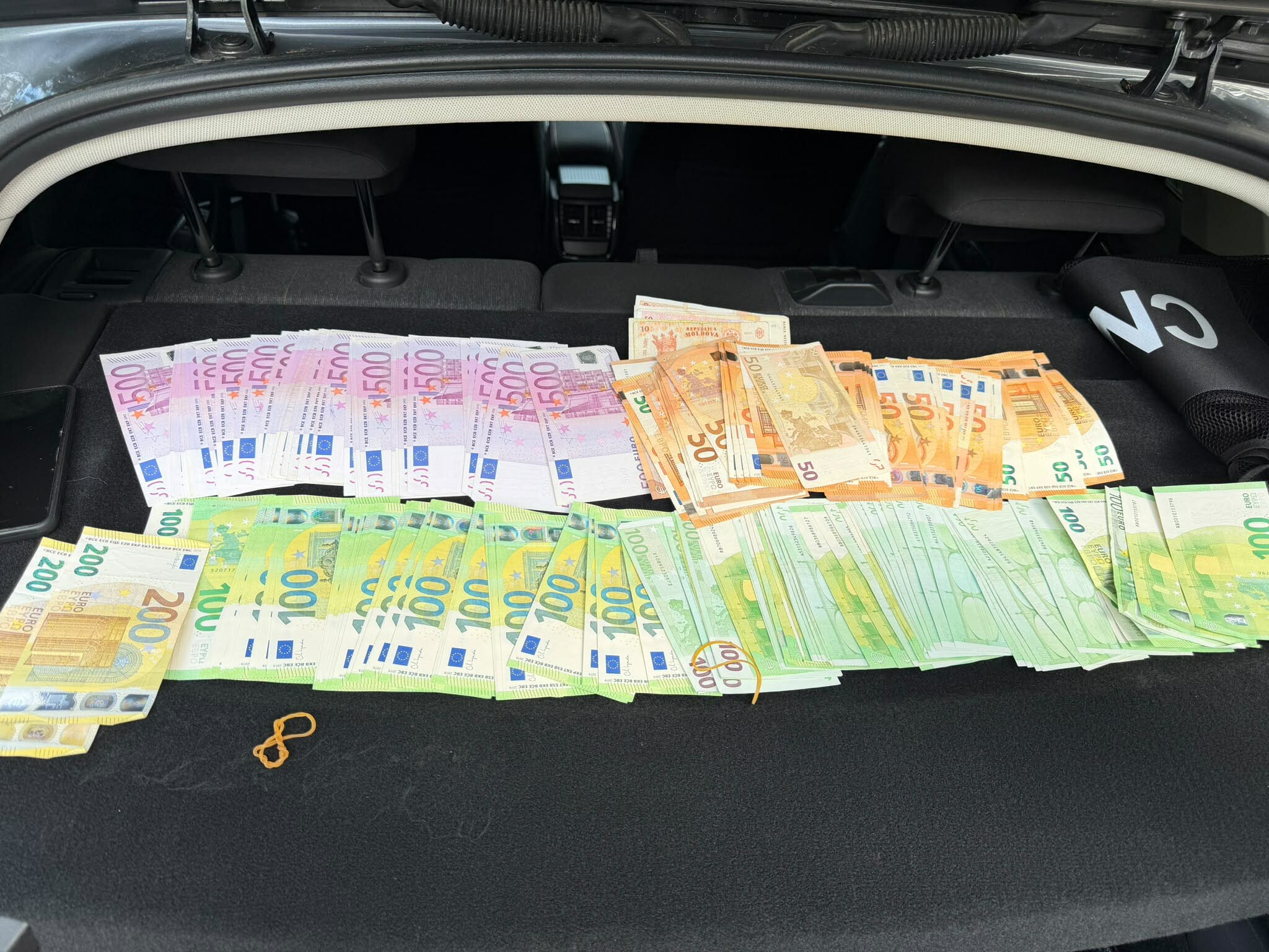 Percheziții la MoldATSA: Trei persoane reținute pentru 72 de ore
