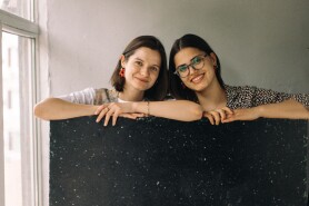 „Plasticul este valoros": două tinere din Moldova transformă deșeurile în opere de artă